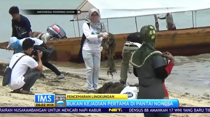 Lembah minyak hitam penuhi bibir pantai Nongsa, Batam, Kepulauan Riau.
