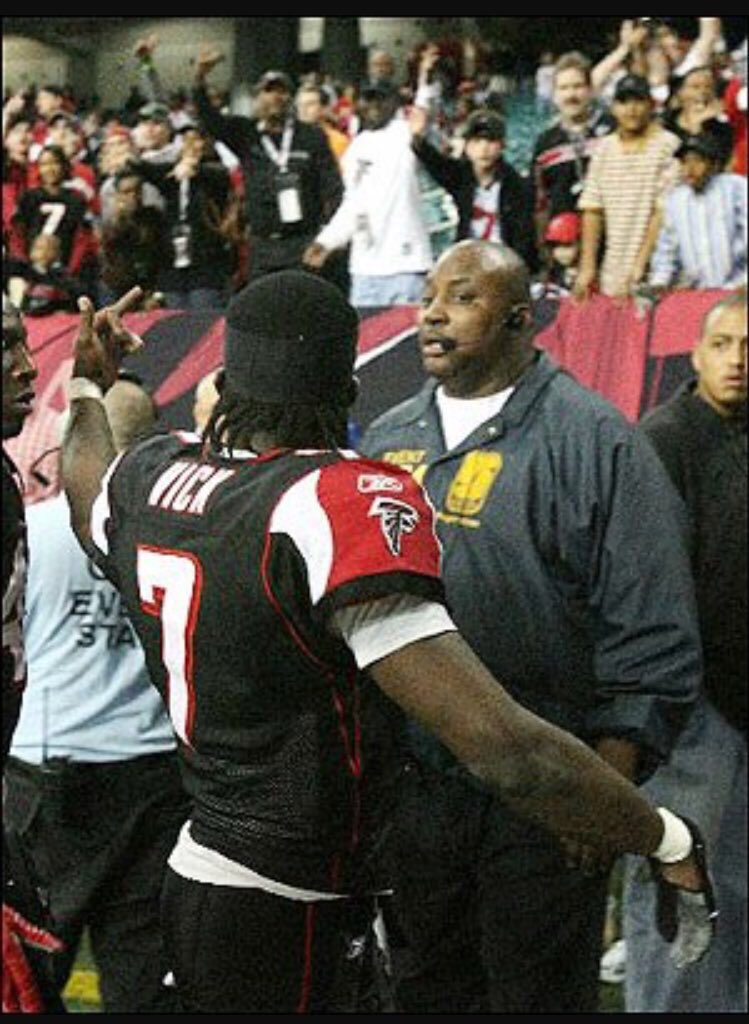 ReidKelly23's tweet photo. Tb to my Favorite Georgia Dome memory, mike's class act of flipping off the crowd. 13 year old Parker was somewhere in that crowd #ripdome https://t.co/3bPPVMtuXX