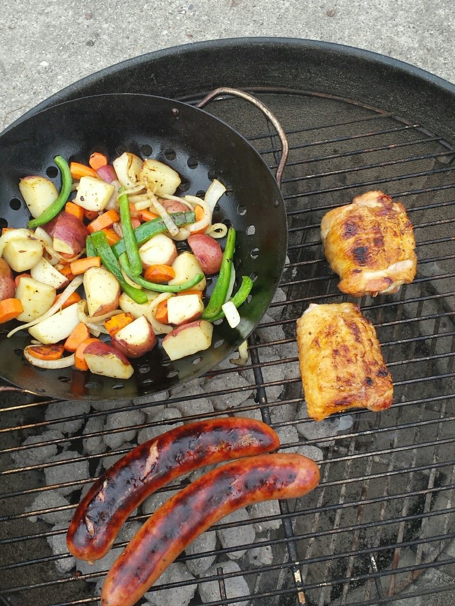 Bmoed11's tweet photo. @WeberGrills grilling on my kettle at the end of January in good Ole Springfield IL! Perfect Sunday, #grill365! @ToughJared https://t.co/DnH7bMXbtz