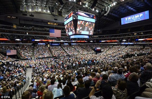 TheRightUpdate's tweet photo. @PrisonPlanet Lets keep talking about crowd size, Trump vs. Hillary edition. https://t.co/cwrXYU5iKE
