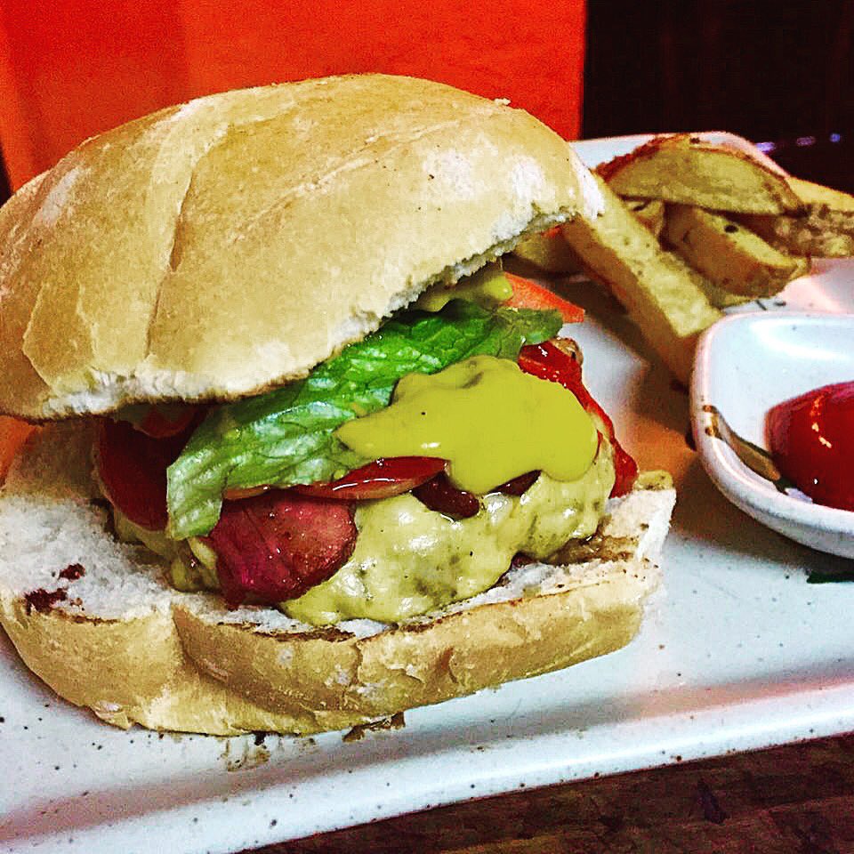 Hamburguesa y domingo #MenúVintageEstereo #FoodPorn #Burger #Plan #ElHatillo #Domingo