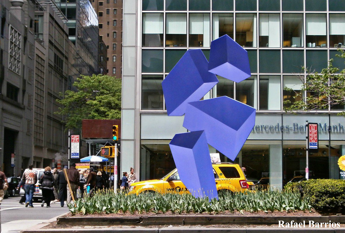 Public sculpture named OBTUSA (Polyurethane lacquer on stainless steel) by #RafaelBarrios #ParkAvenue 2012. #unfathomable