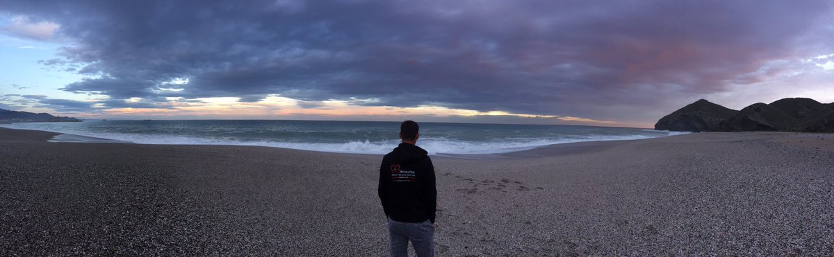 Un atardecer en #PlayaDeLosMuertos con <a href="/CatrielSoto/">Catriel Andrés Soto</a> <a href="/Sheyarcoiris/">Sheyla Gutierrez Ruiz</a> <a href="/rociociclista/">Rocío García</a>. Remate perfecto a una gran semana @PMRARacingTeam