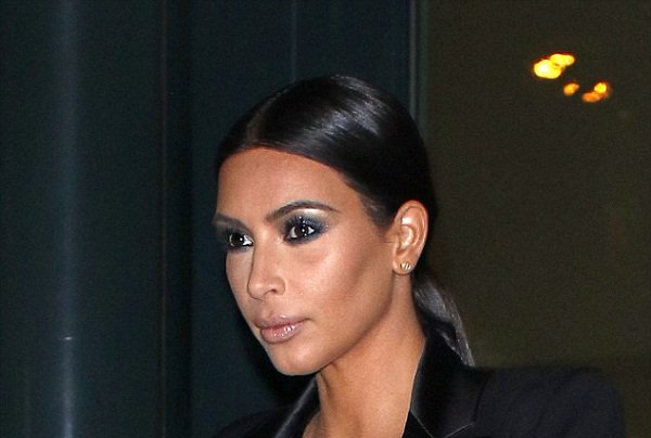 NewsStyle1's tweet photo. Kim’s Hot Cleavage is in competition with Kendall’s Slim Silhouette
https://t.co/HchX5MPtwI https://t.co/dfFf82qAuG