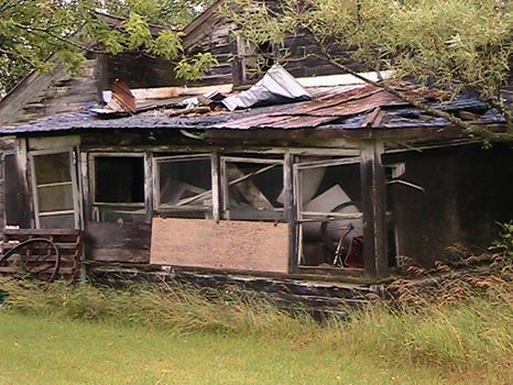 "Wagon Wheel House" Quick drive by #abandoned #abandonedhouse #abandonedplaces #traveling #exploring buff.ly/2iRNqFk