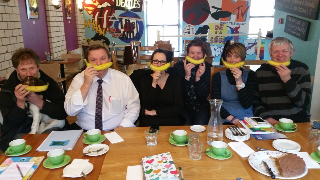 HolmeValleyFT's tweet image. Meet @HolmeValleyFT &amp;amp; our banana smiles in #Blog1 - holmevalleyfairtrade.com/news/meet-holm… Featuring @SoulKitchenHD9 @SocialProgress &amp;amp; more! #HolmfirthHour