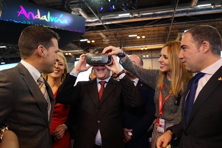 sandraextrem's tweet photo. El Ministro de turismo @NadalBelda viajó desde FITUR a Torrox gracias a la realidad virtual  @OscarMedinaPP https://t.co/KtY4pZyDlH