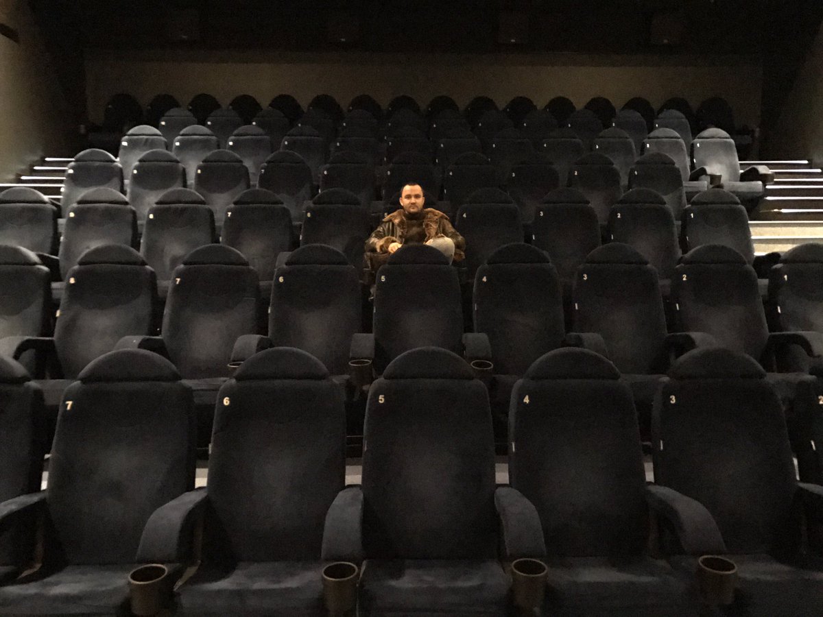 В 1 кинотеатре 2 зала. Пустой зал. Темный кинозал. Один человек в пустом зале. Пустой зал кинотеатра.