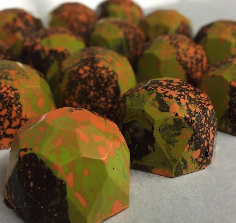 Sometimes Sunday's can be oh so sweeet... 🅼🅾🆄🆃🅷🆆🅰🆃🅴🆁🅸🅽🅶 🅼🅰🆃🅲🅷🅰 🍵🍫✨  #darkchocolate #matchatreats
📸: <a href="/derazodo/">Dera</a>