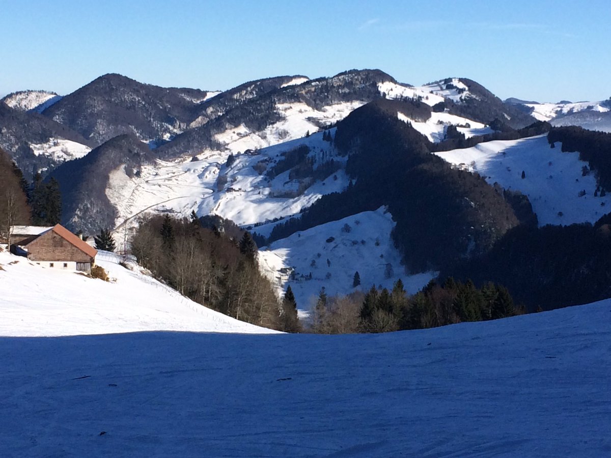 Traumwetter und gute Schneeverhältnisse auf der Hohen Winde. #skilift #hohewinde #beinwil