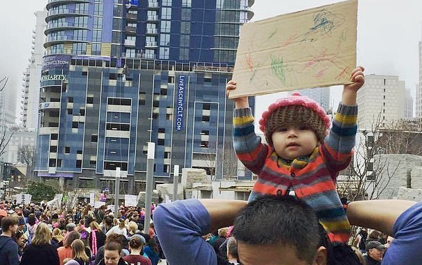 BuzzFeed's tweet image. People can’t deal with this cute toddler and her #WomensMarch sign bzfd.it/2khu7pl