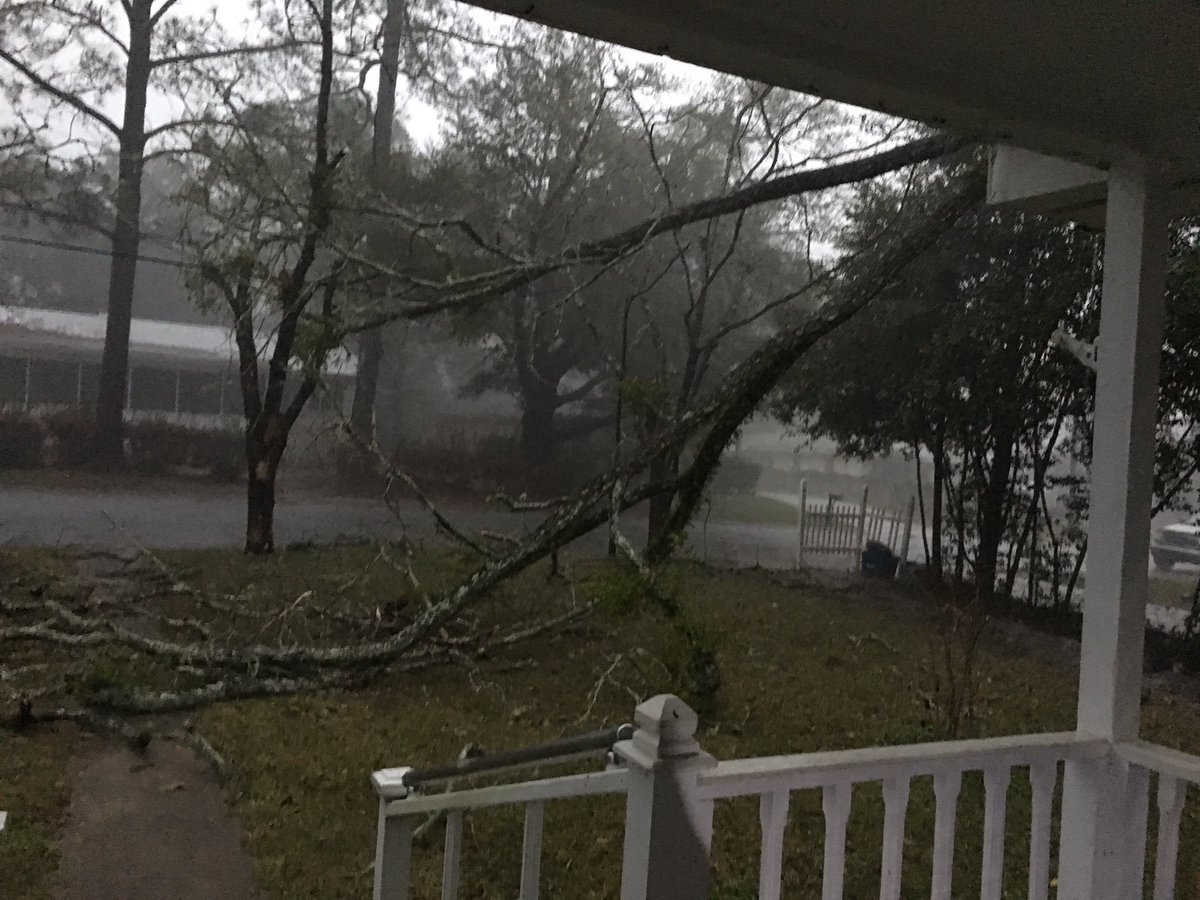 TeamRickWallace's tweet photo. Monticello is getting hammered hard with storms! https://t.co/tJoLDW6LNT