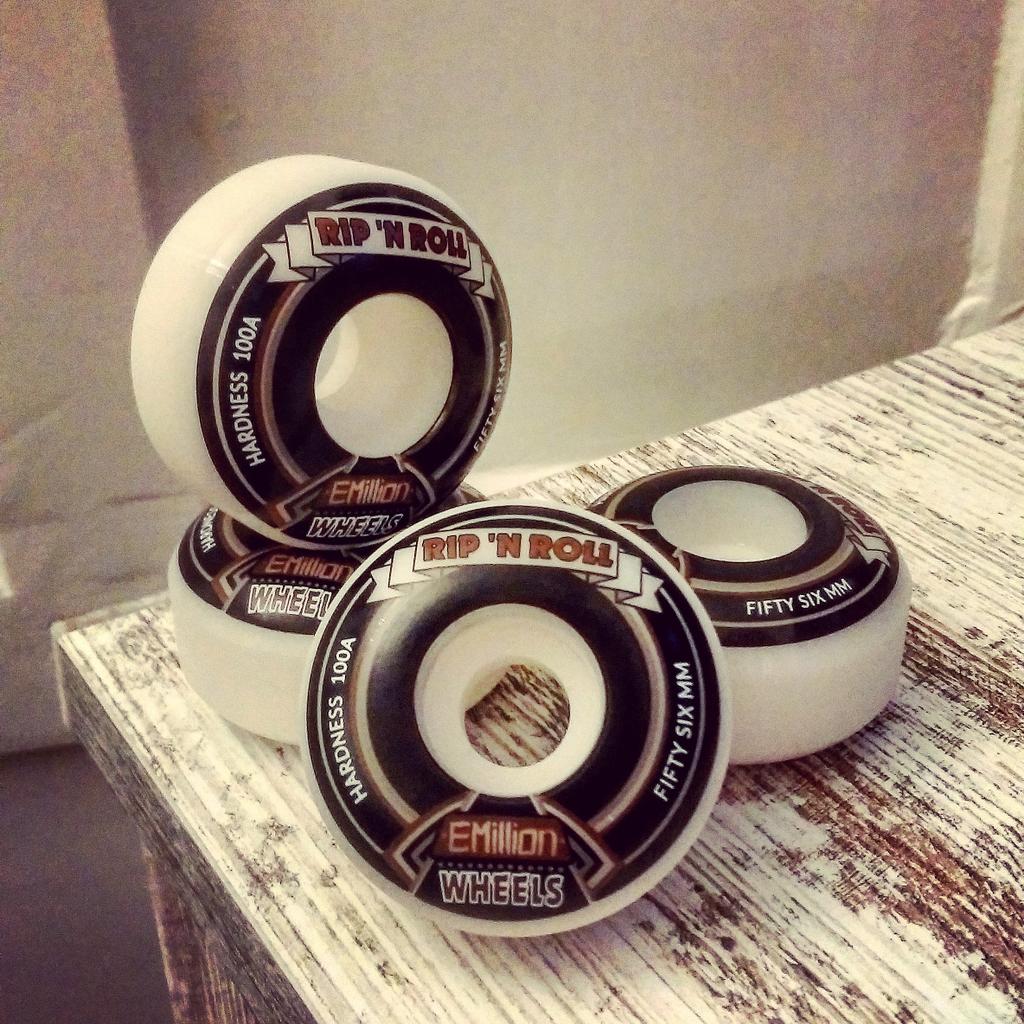 Michael_RRR's tweet photo. Can't wait to cruise around the city with those #EMillion #skatedeluxe #unboxing #skateboard #cruise #nürnberg https://t.co/nvE1dhFrkf