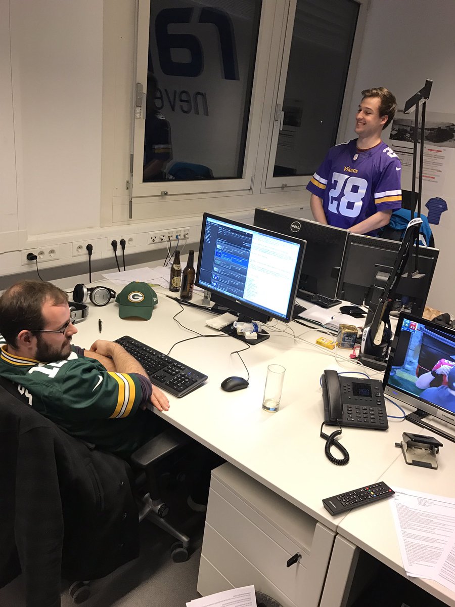 ransport's tweet photo. #ranBackstage :Wenn der @packers-Fan (@IamBerliner) mit dem @Vikings-Fan (@HorstJankoetter) Dienst hat und die #Falcons eskalieren. #ranNFL https://t.co/8BJeZO1qLJ