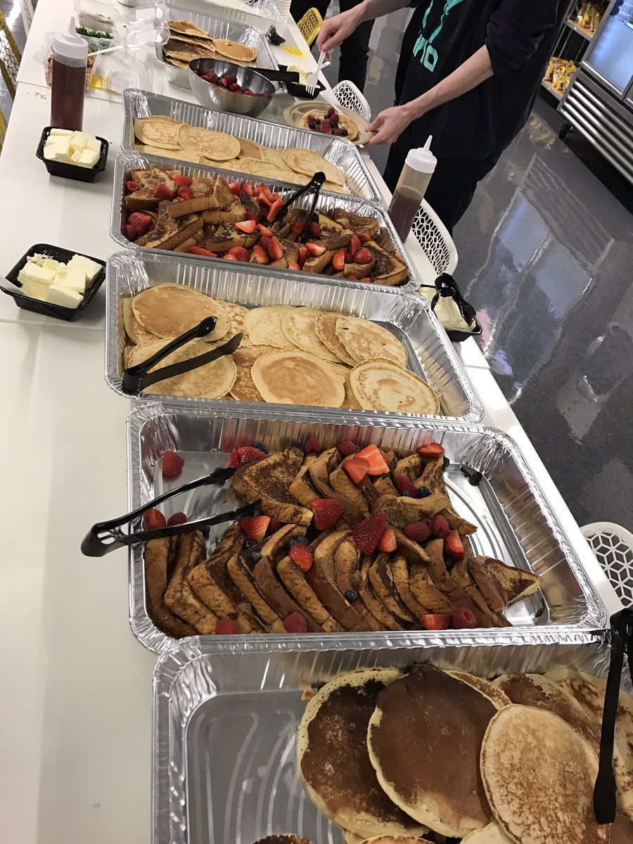 ffpaladin's tweet photo. Breakfast? Lunch? Who's keeping track anymore. #GGJ17 #GoogleGGJ @PlaycraftingSFO @globalgamejam  @Neurotic https://t.co/pMdYrMGpP2