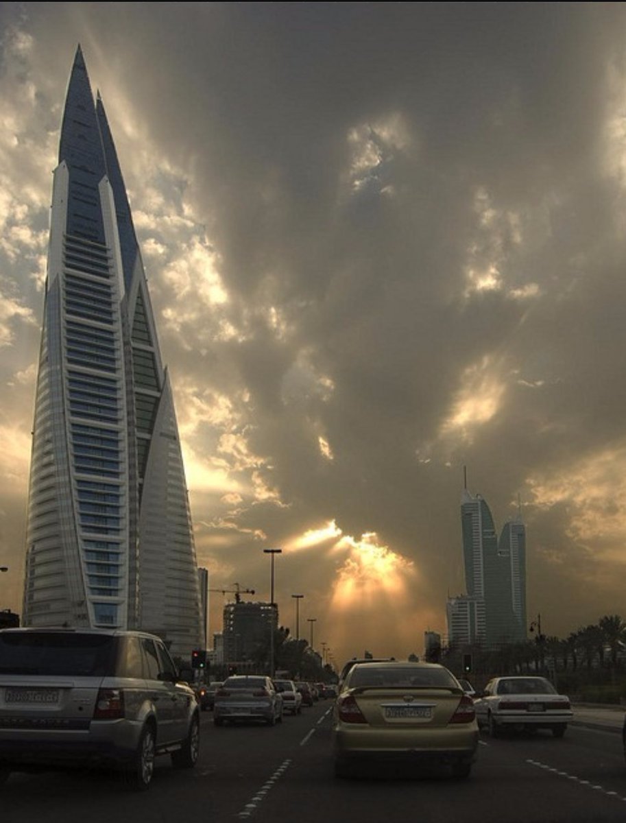أليست ملائكة الصباح شاهدةً على حزنٍ كَحلَّ عيون القلب بالسهاد ؟🌄🌔
