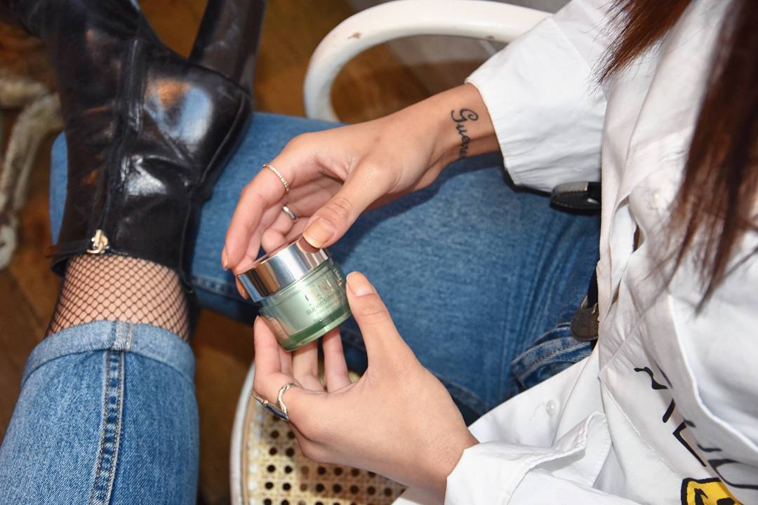 ¡Termino la semana cuidandome un poquito más con mi Superdefense™ Daily Defense Moisturizer Broad Spectrum SPF 20 de @clinique_es ! 😋👧