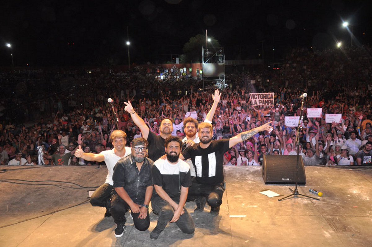 lra28's tweet photo. #Chayero2017 "Segunda noche de estrellas en Sanagasta" la crónica de @brizuelacaceres https://t.co/NPjRkkmOhb https://t.co/grWeT5Gxdb
