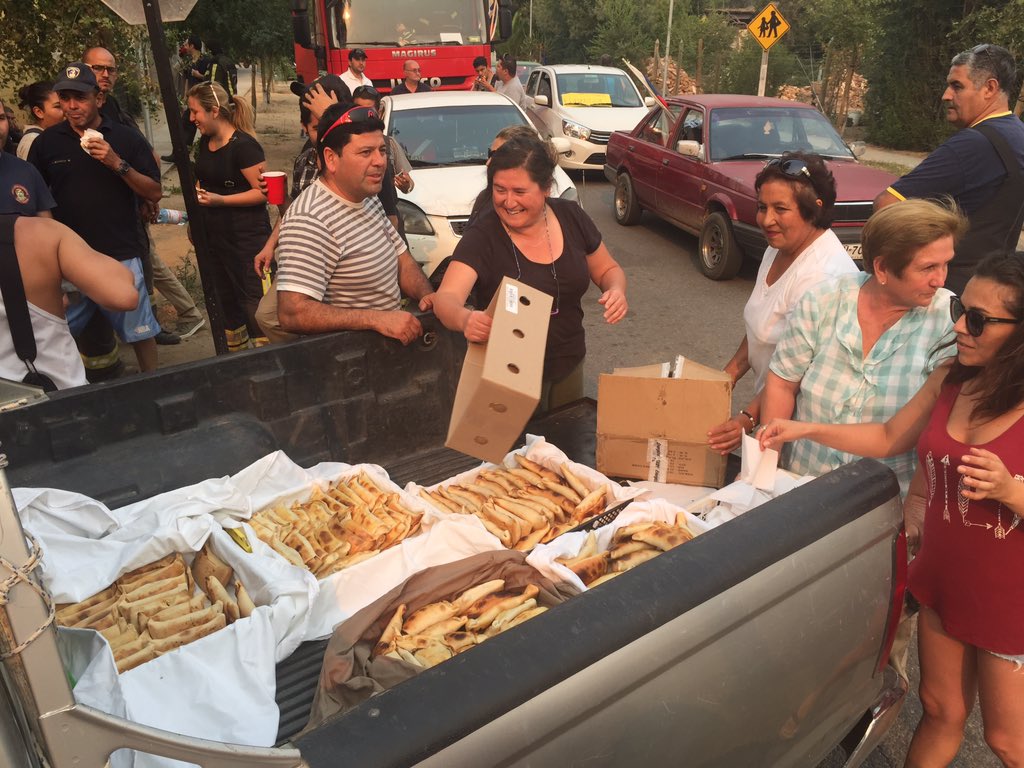 Mujeres llegan con empanadas para los bomberos