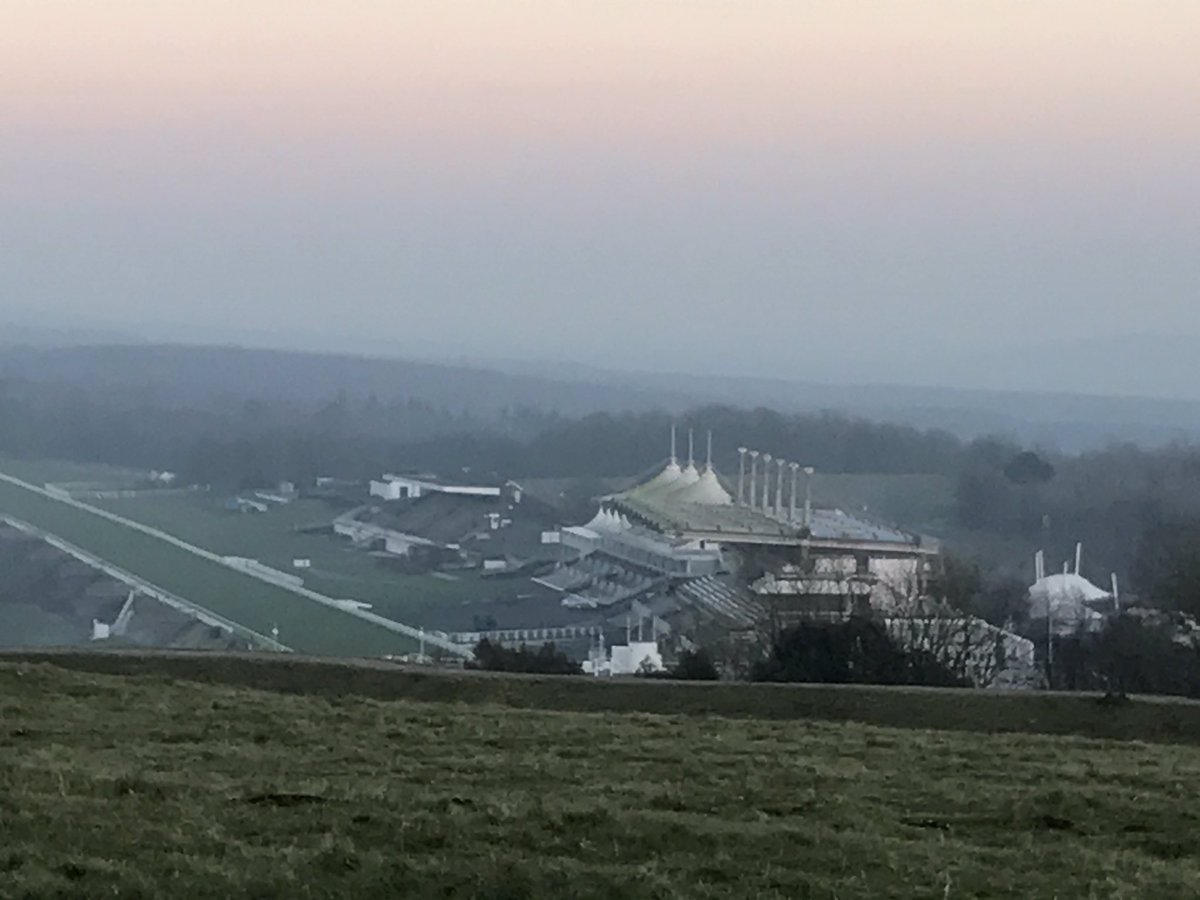 Pikzdavies's tweet photo. Winter walks on top of the world!!#Goodwood #thetrundle #love #suncatching https://t.co/nWQzkAWbLO