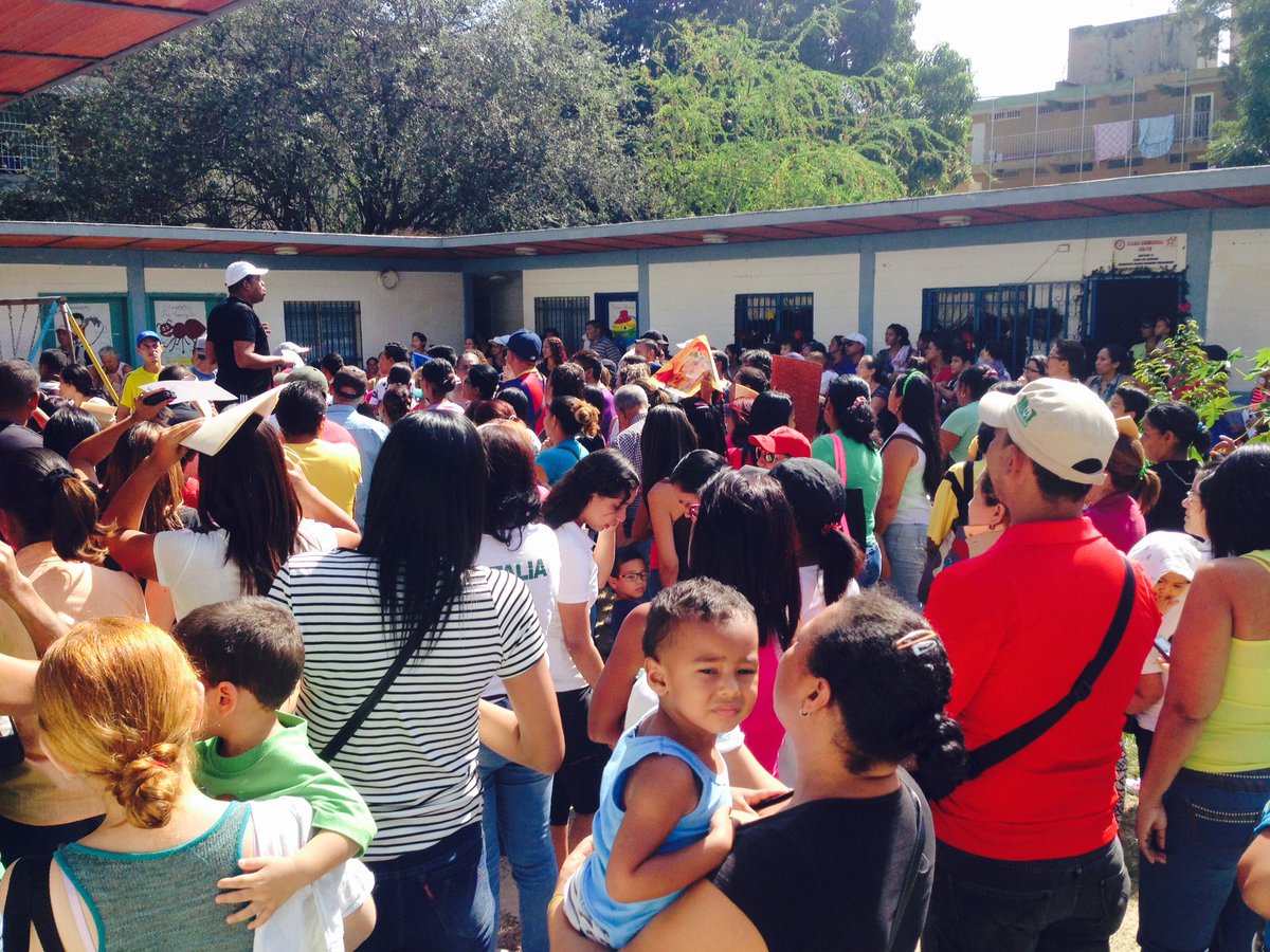 movimientombi's tweet photo. Asamblea Informativa para Movilizar nuestra gente a la Carnetizacion de la Patria @NicolasMaduro @TareckPSUV @CarylBertho https://t.co/ZzMuXqP3CB