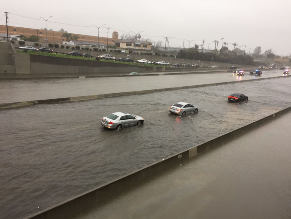 CBSLosAngeles's tweet image. WHOA! Take a look at this image of the 110 Freeway at the Carson Street overpass in Carson. Stay dry, and safe! (credit Suzanne Hermann/CBS)