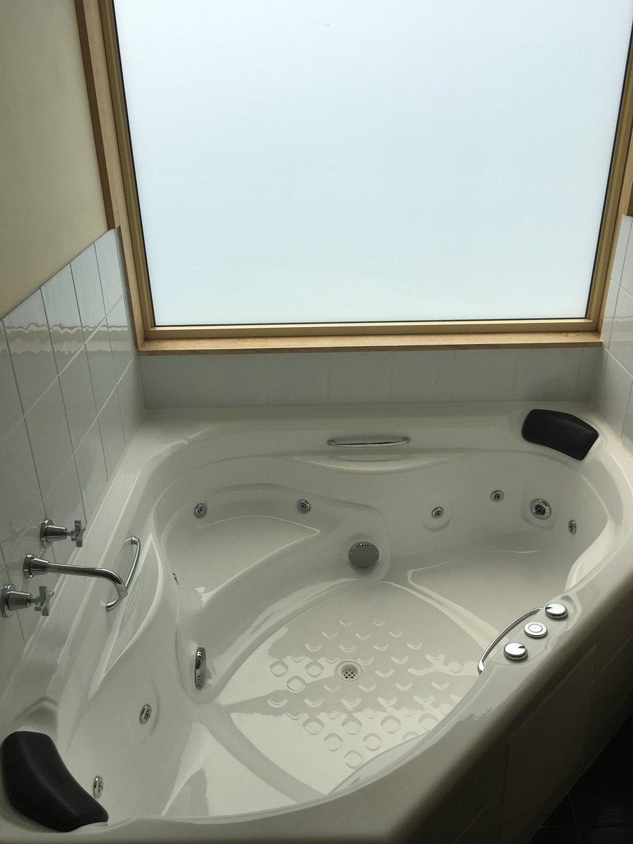 ufudrvo's tweet photo. Mein Motel in #Tullah inkl. Whirlpool und Aussicht beim Tweeten. #AmSchatten #LakesideLodge https://t.co/PrYJKYeTvi
