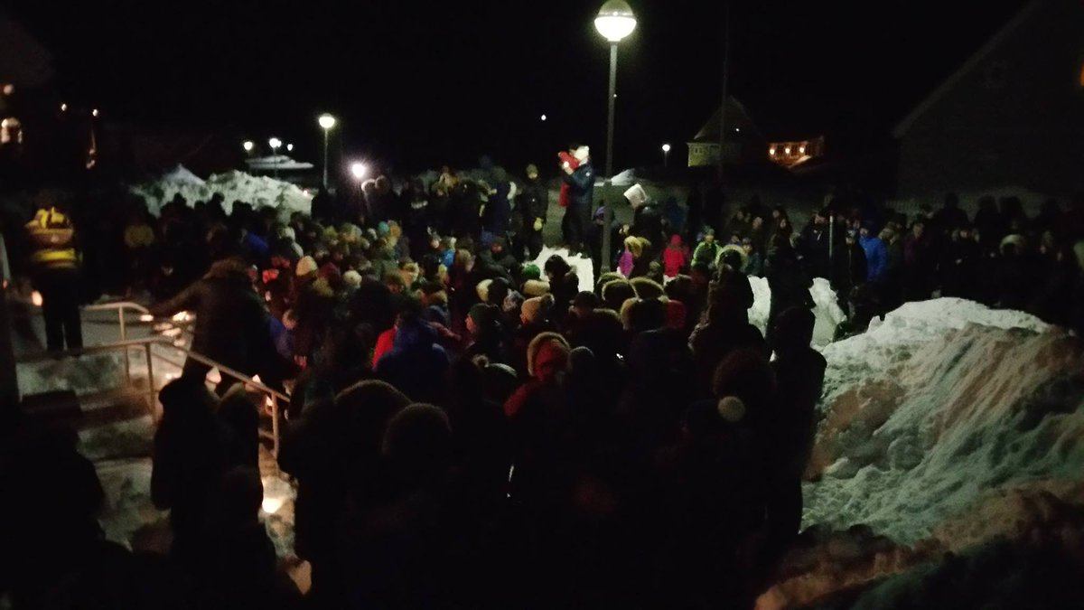 Kveikt á kertum fyrir utan aðalræðisskrifstofu Íslands í Nuuk. -20°C