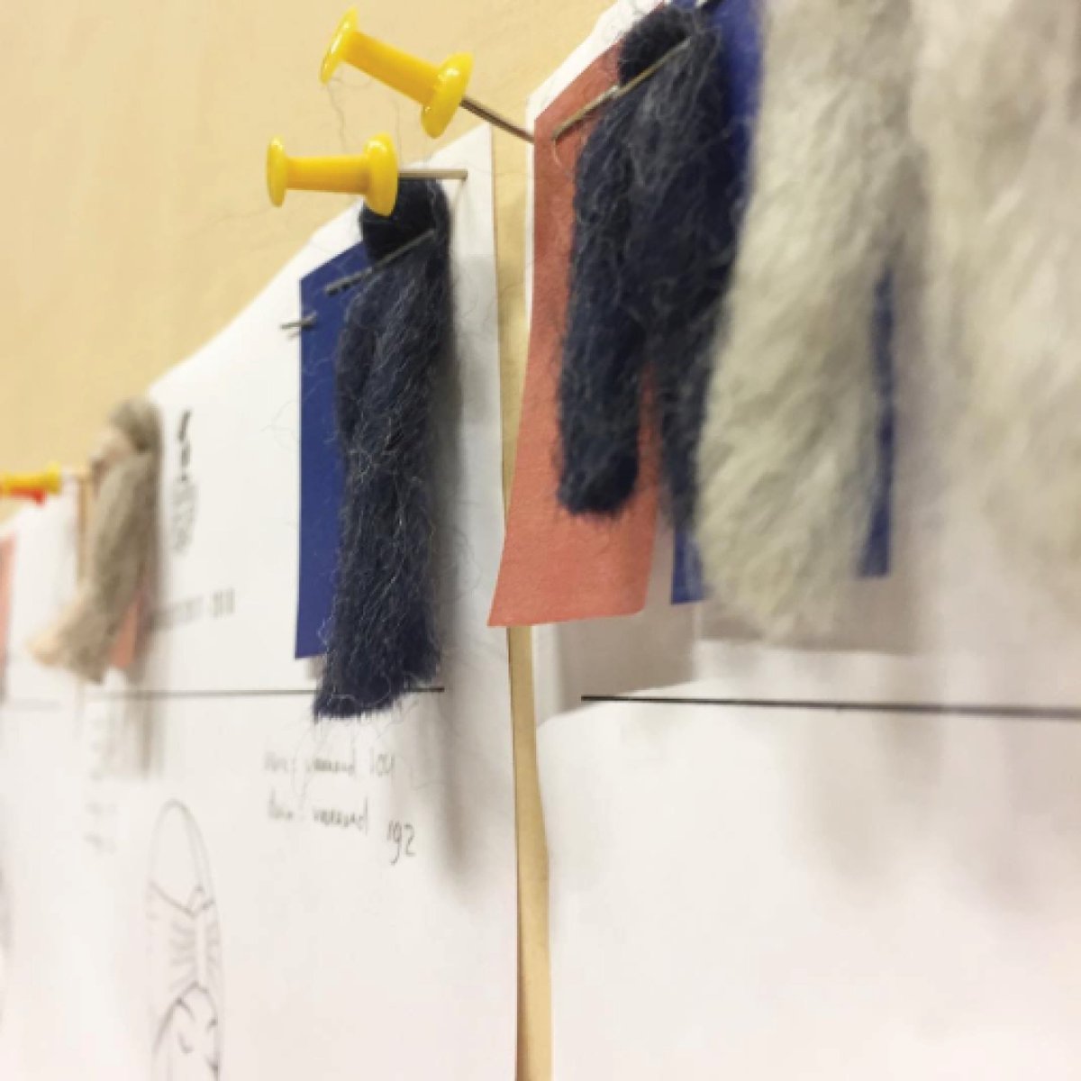 Binnenspieken bij #grannysfinest #HQ ? Je vindt er oa een flink stuk wand met kleur, patroon en materiaal testjes voor het volgende seizoen.