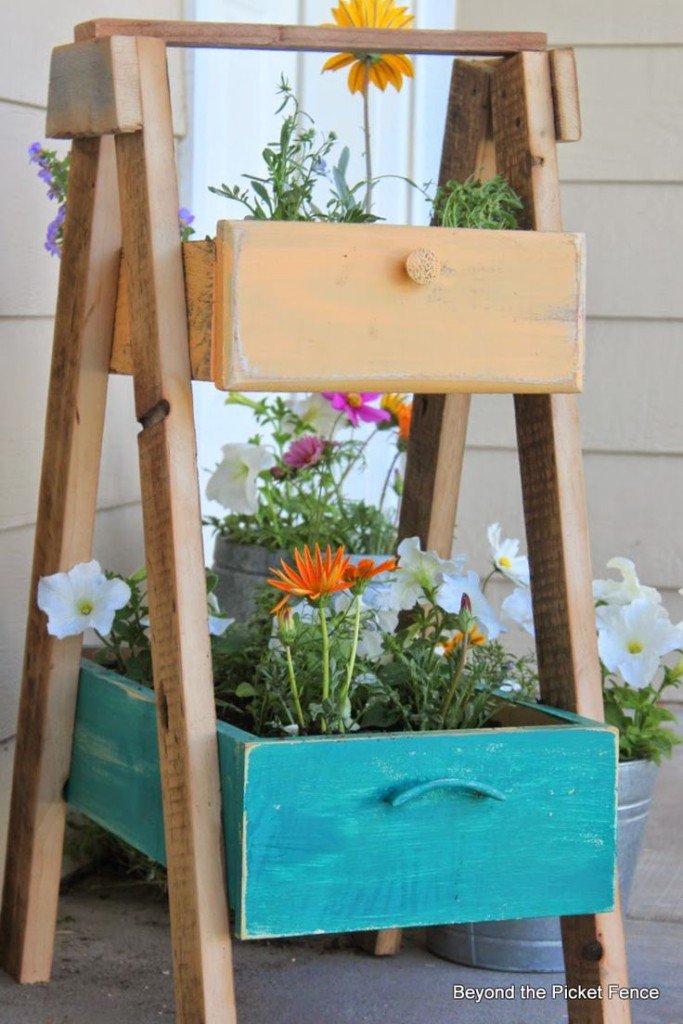 vcreekdiy's tweet photo. DIY Upcycled #Drawer #Planter - https://t.co/ZlT3uDUh2a
#DrawerPlanter https://t.co/ArDwRUOAit