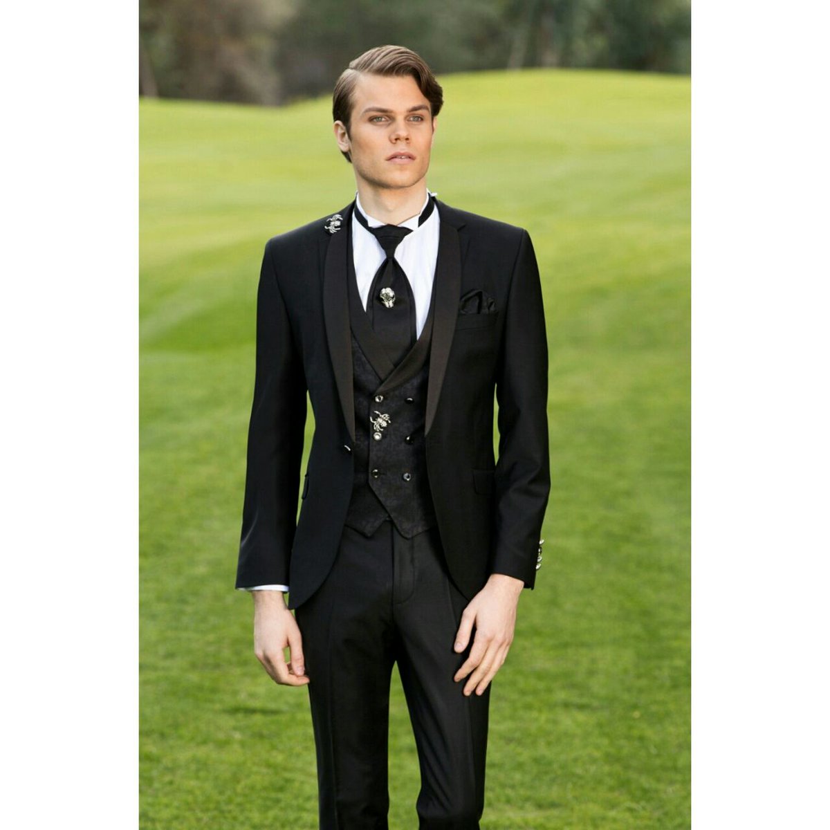 Siyahın derinliklerinde TORRES'in şıklığını keşfedin..