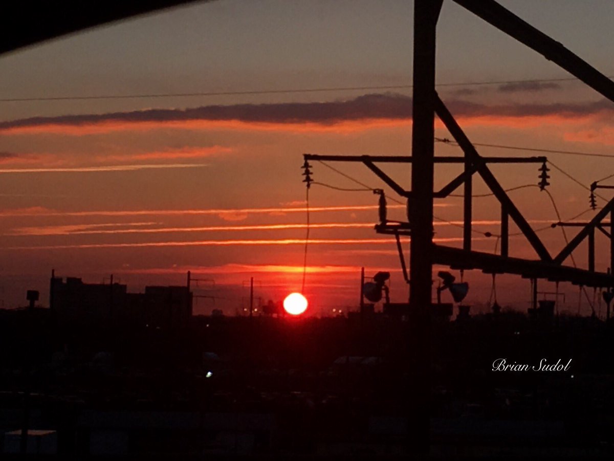 sudbri's tweet photo. @AMHQ @JimCantore @DavidBflower @JenCarfagno @wunderground @Erica4NY #Stormhour #Sunrise #Spectaular over #NYC https://t.co/pN0eutwMOg