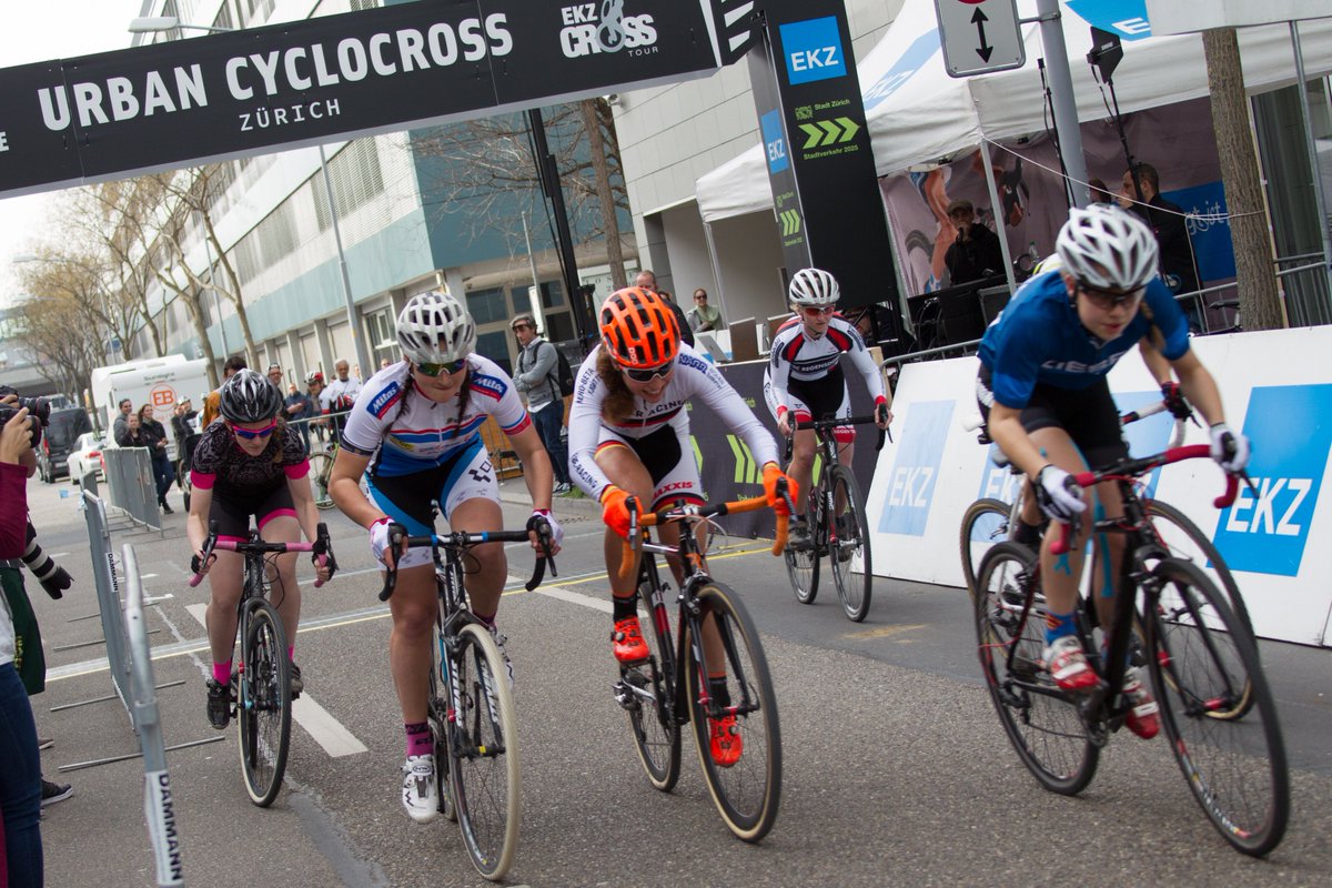 ekzcrosstour's tweet photo. ... and the ladies #IlonaPeltier @jasminachermann #LucieChainel #NadjaHeigl &amp; @LHenzelin! (2/2) #cxrocks https://t.co/qajchDyPYj