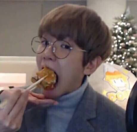 ShinersBR's tweet photo. [🍼] Baby Byun comendo 🍡🍬 | cr. baekmochi_bot (｡ 'ㅅ' ｡)♡ https://t.co/4EbPr2toBB