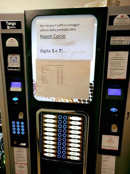 Per rendere il caffè meno amaro a #bologna ci si consola così. #napoli #calcionapoli #caffe #hamsik #mertens #pausacaffe #caffe #Coffee