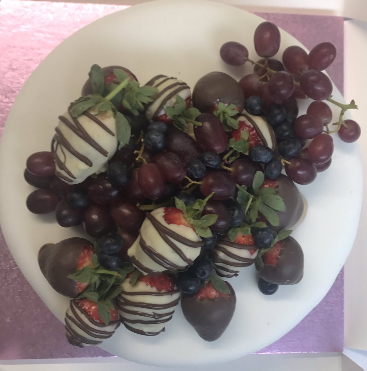 mimibrinks's tweet photo. Fruit on fondant. A first for me @GravesendMarket https://t.co/aRU6n0uBw7