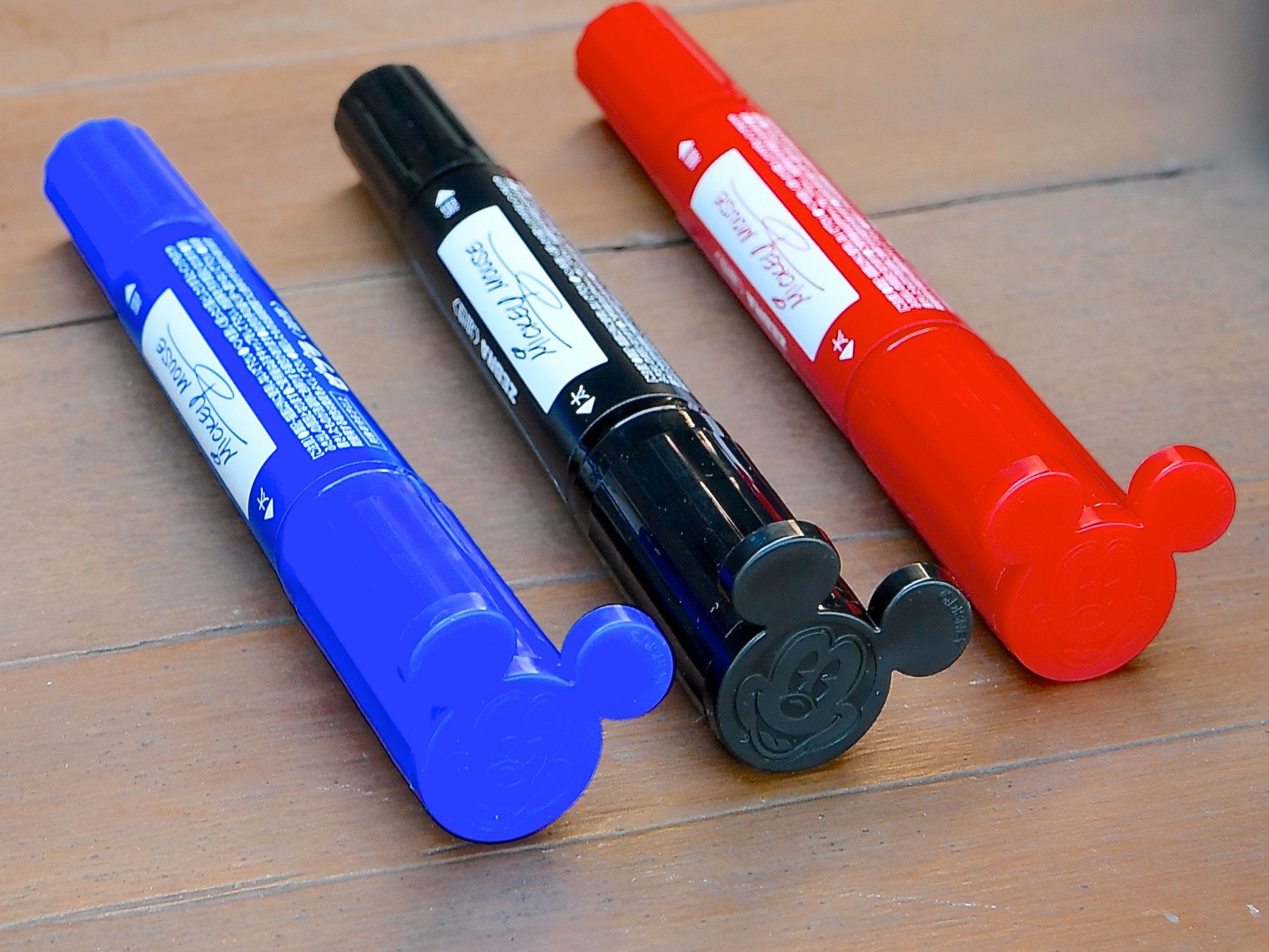 Mezzomikiのディズニーブログ ミッキーシェイプなマッキー油性ペン発売中 各価格300円です T Co 1psjs51cm7