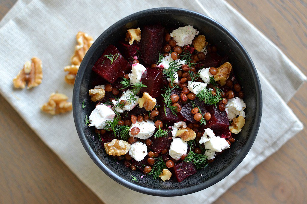 PrettyGoodCook's tweet image. Ik lunch vandaag met deze linzen bieten salade met geitenkaas. Fijn recept van @albertheijn! prettygoodcooking.wordpress.com/2017/02/06/sal…