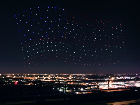 ilariabonade's tweet photo. 300 droni per illuminare il #PepsiHalftime show di @ladygaga al #SB51 A-M-A-Z-I-N-G https://t.co/Nc3MJEOnjj https://t.co/XFJWnOJ8bx