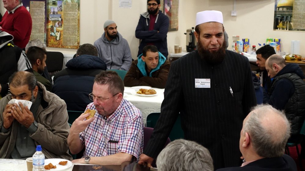 AJEnglish's tweet photo. More than 150 mosques in the UK joined #VisitMyMosque project to counter misconceptions about the Muslim community https://t.co/Oj99oxXKyH https://t.co/TZrodQvQpF