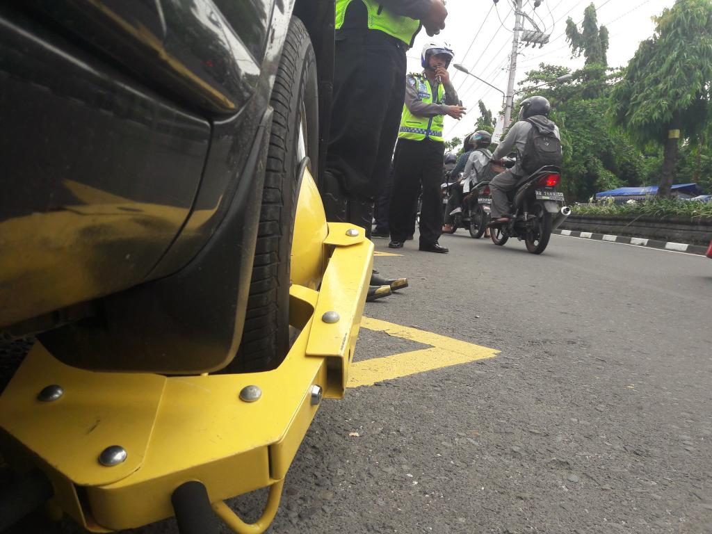 Kendaraan Roda 2 &amp; 4 Dilarang Parkir Dimarka Kuning Biku-biku - <a href="/BobbyVisca/">Bobby Visca</a>