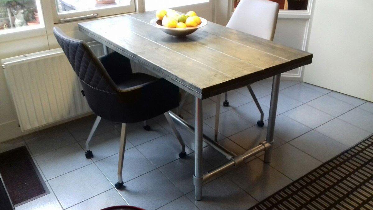 EDesignMeubelen's tweet photo. Afgelopen week deze tafel geleverd. #steigerbuis #steigerhout #wash #bureau #werk #kamer #industieel https://t.co/n3Am6ncGJw