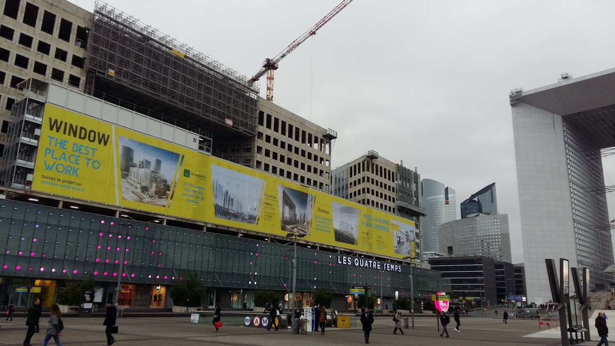 epadesa's tweet photo. L'EPADESA et ses partenaires habillent le chantier de Window à #LaDéfense d'une nouvelle signalétique ! https://t.co/CIXqBkwPyB
