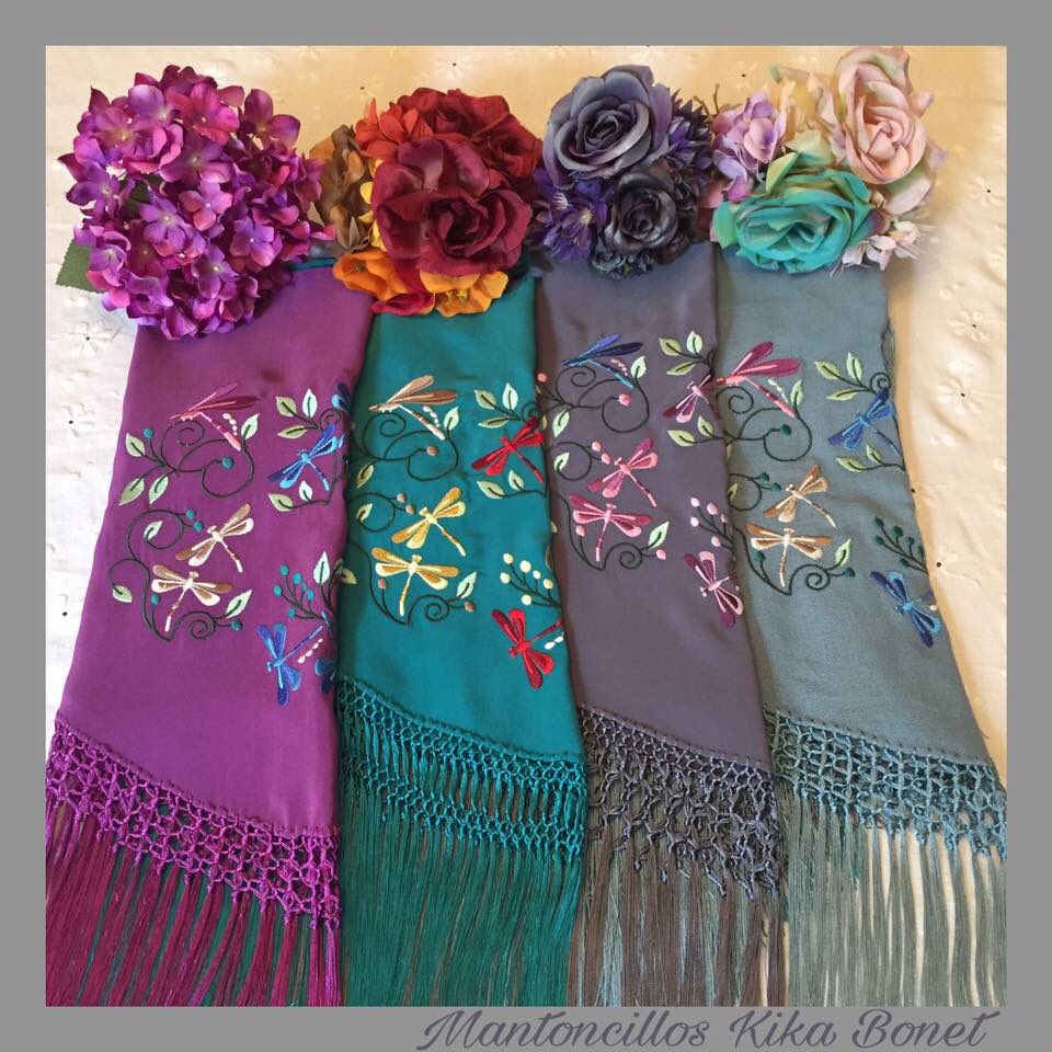 Vas a estrenar mantoncillo esta feria?? Ven a ver todos los que tenemos!! #FelizLunes #Flamenca #Complementos #Feria