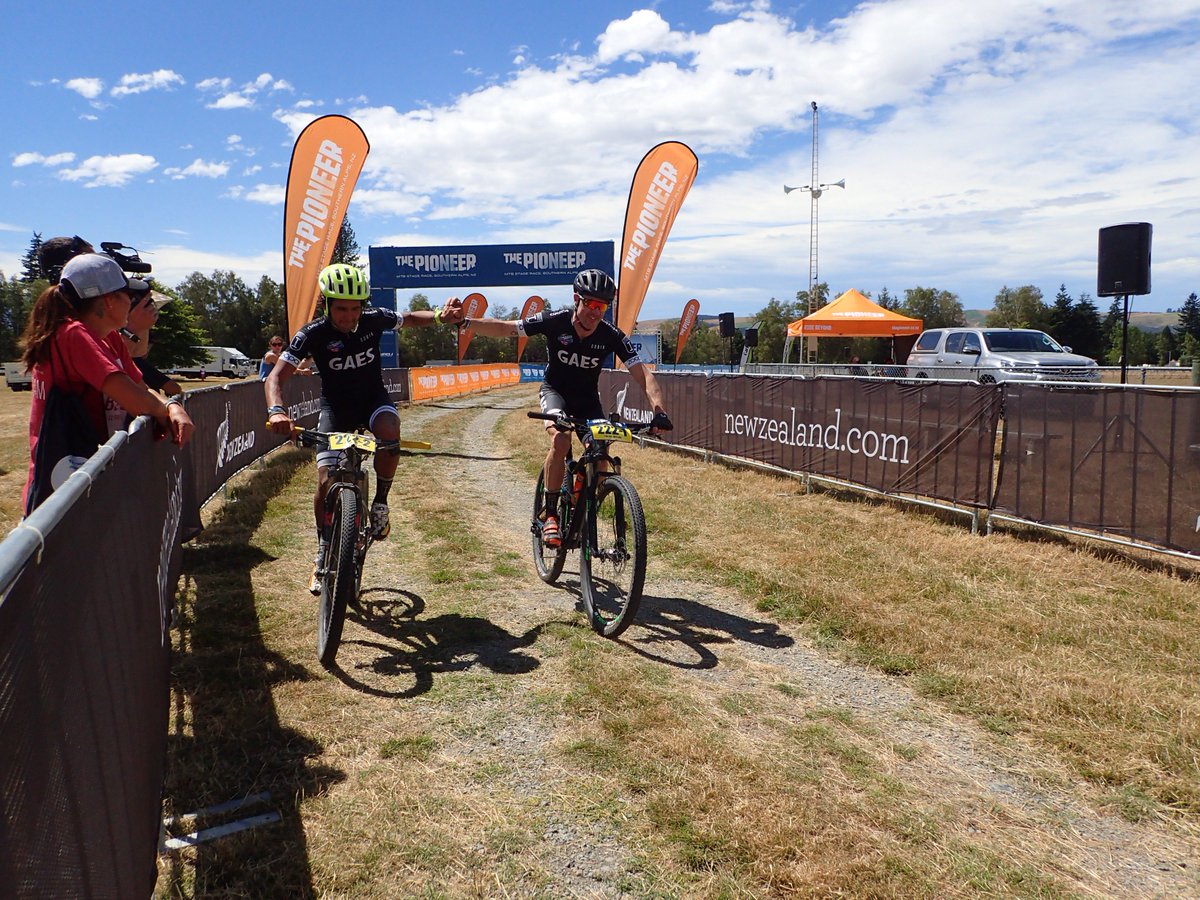 Pareja España - Portugal a tope en la segunda etapa de la @ThePioneerNZ!!!
Goooo <a href="/msilvestre1/">Miguel Silvestre</a> y <a href="/vitorgamito/">Vitor Gamito</a>!!! 💥🚴🚴💥
#Imparables