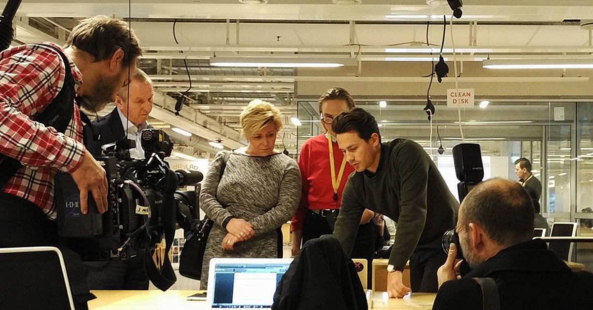 Besøk på @StartupLabNo i dag! <a href="/Graphiq_design/">Graphiq</a> pitcher for @Siv_Jensen_Frp med <a href="/laugaoskars/">Lauga Oskarsdottir</a> #delingsøkonomi