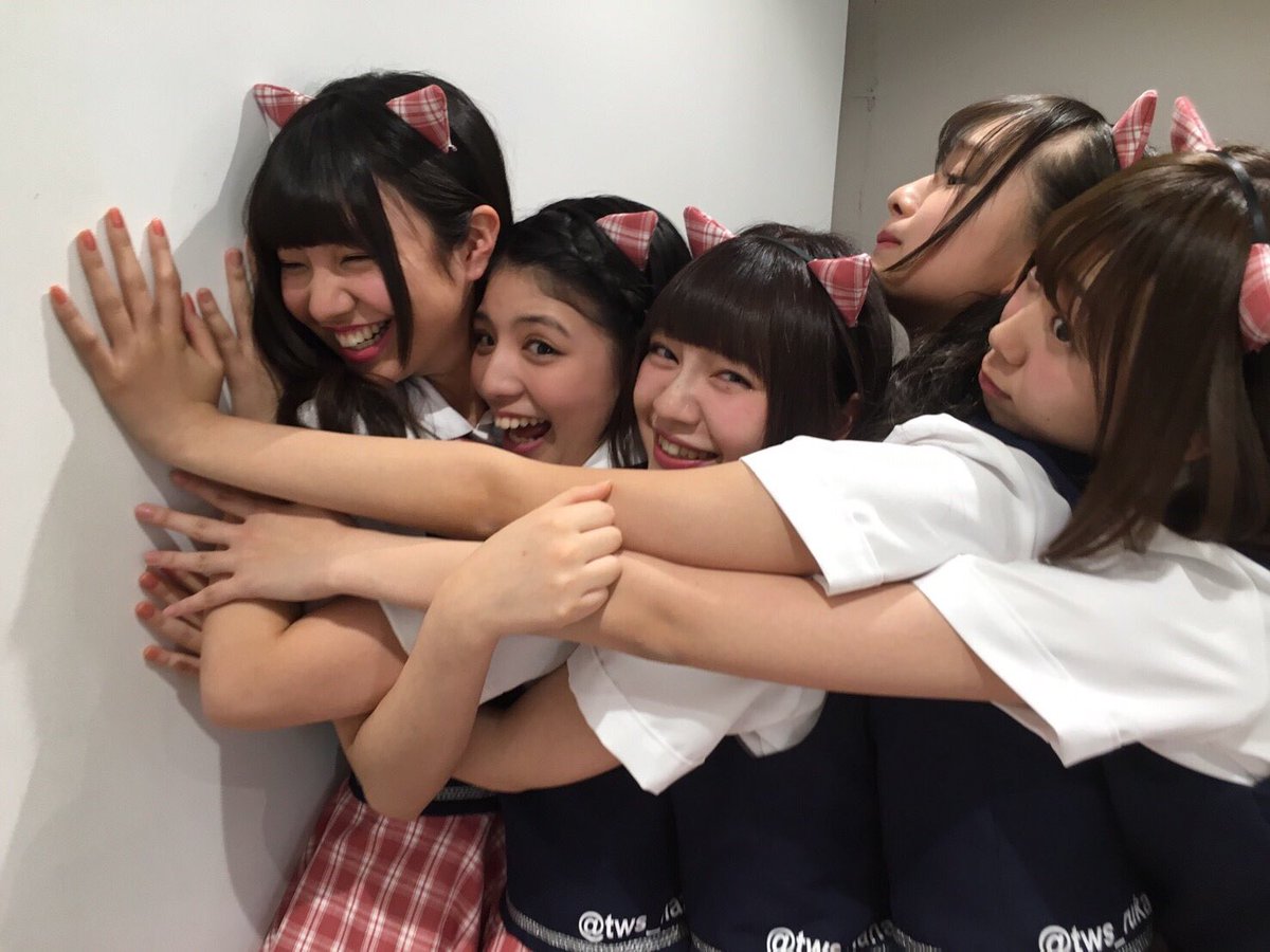 tws_ririka's tweet photo. わーすたなりの壁ドン https://t.co/zofTWcPhdA