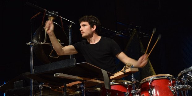 hoyesarte_com's tweet photo. Esta tarde a las 19:30 Rodrigo Gisbert viajará por el mundo a través de la percusión gratis en @Museo_Lazaro https://t.co/AsqPJ3XOnA https://t.co/frnDqURnfX