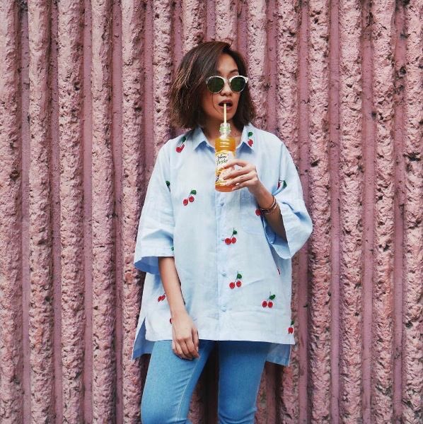 TropicanaPH's tweet photo. Let's toast to the start of the work week with a bottle of Tropicana Twister, just like @laureenmuy ! 🍊 https://t.co/SjyPYWhenX