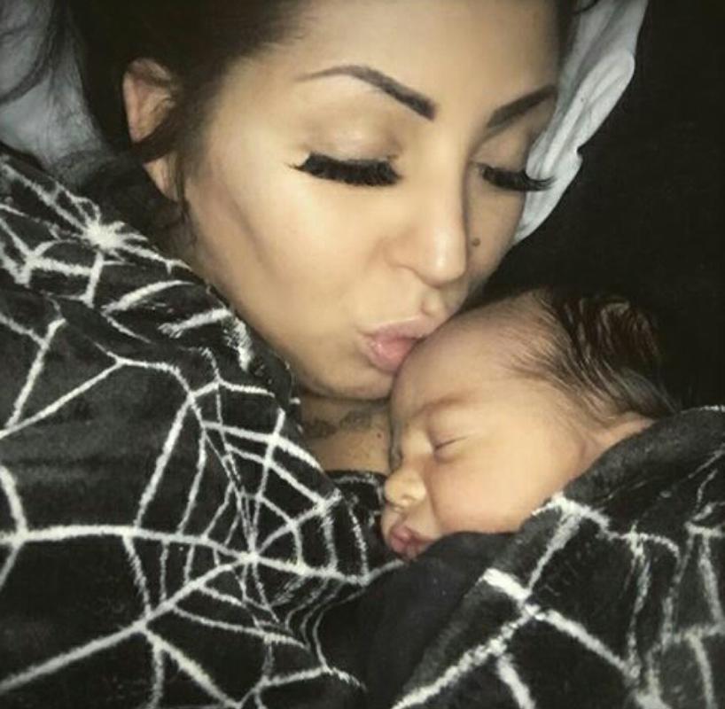 vicgrc's tweet image. Already spoiling Kayden in snuggles 💖 @FalscLeatiA